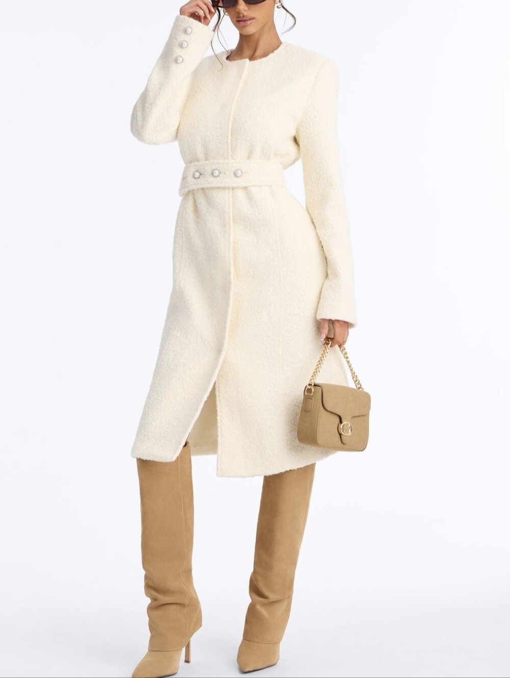 Elegant women's coat with a fitted silhouette in a milky shade